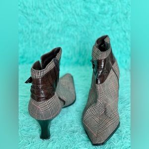 Brown plaid plaid bootie.sz 8.5